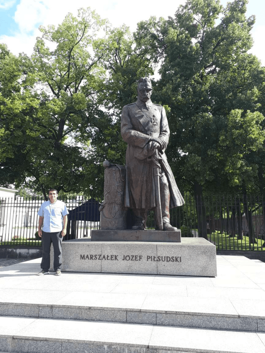 Amir next to the monument of Pilsudski